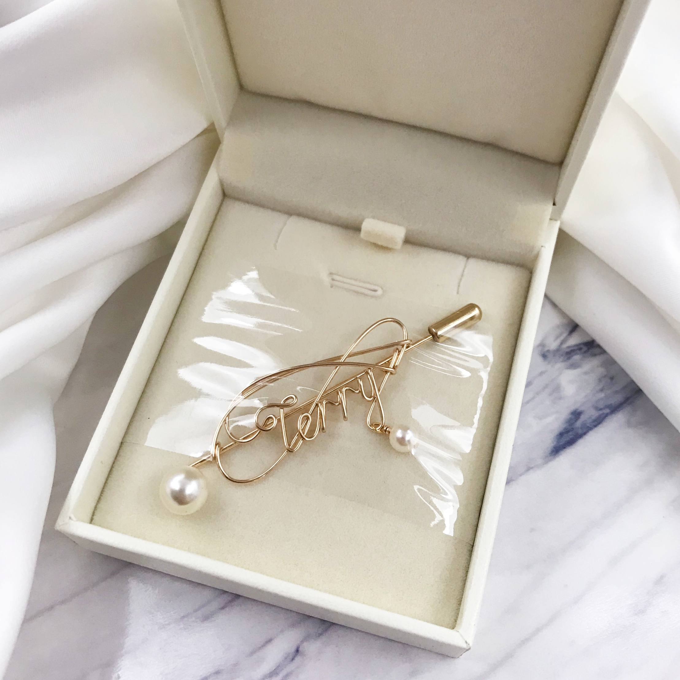 Personalized Wire Name Brooch With Pearl - Lollimix 