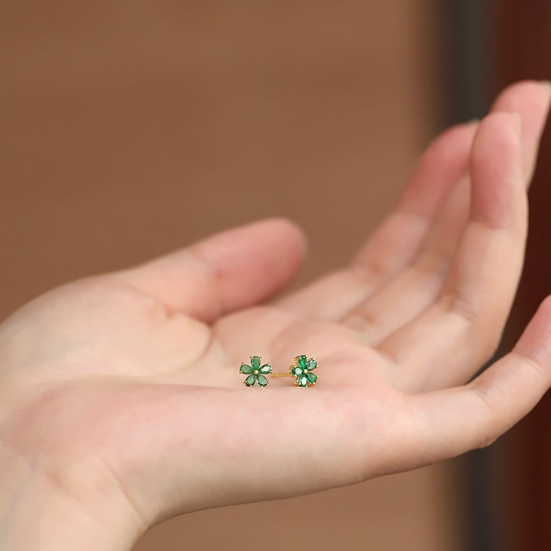 Daisy flower stud earrings, Emerald flower stud earrings, Green flower stud earrings, Tiny emerald flower earrings, Minimalist green earrings, Emerald birthstone earrings, Emerald flower earrings for gift, Emerald floral stud earrings, Gold emerald flower earrings