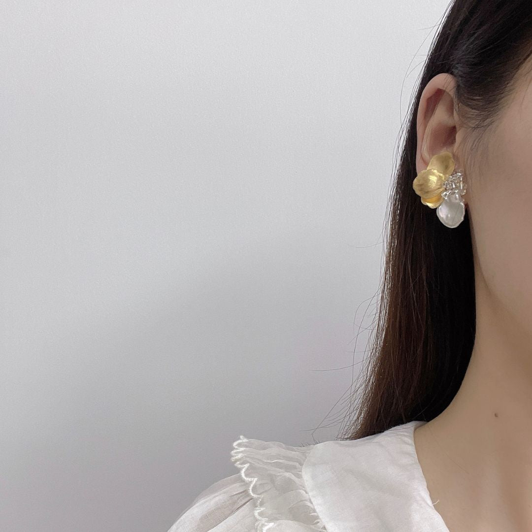 Gold Petal Pearl Earrings l Gold Flower Pear Bridal Earrings |Floral statement earrings |Vintage style Baroque Pearl wedding earrings