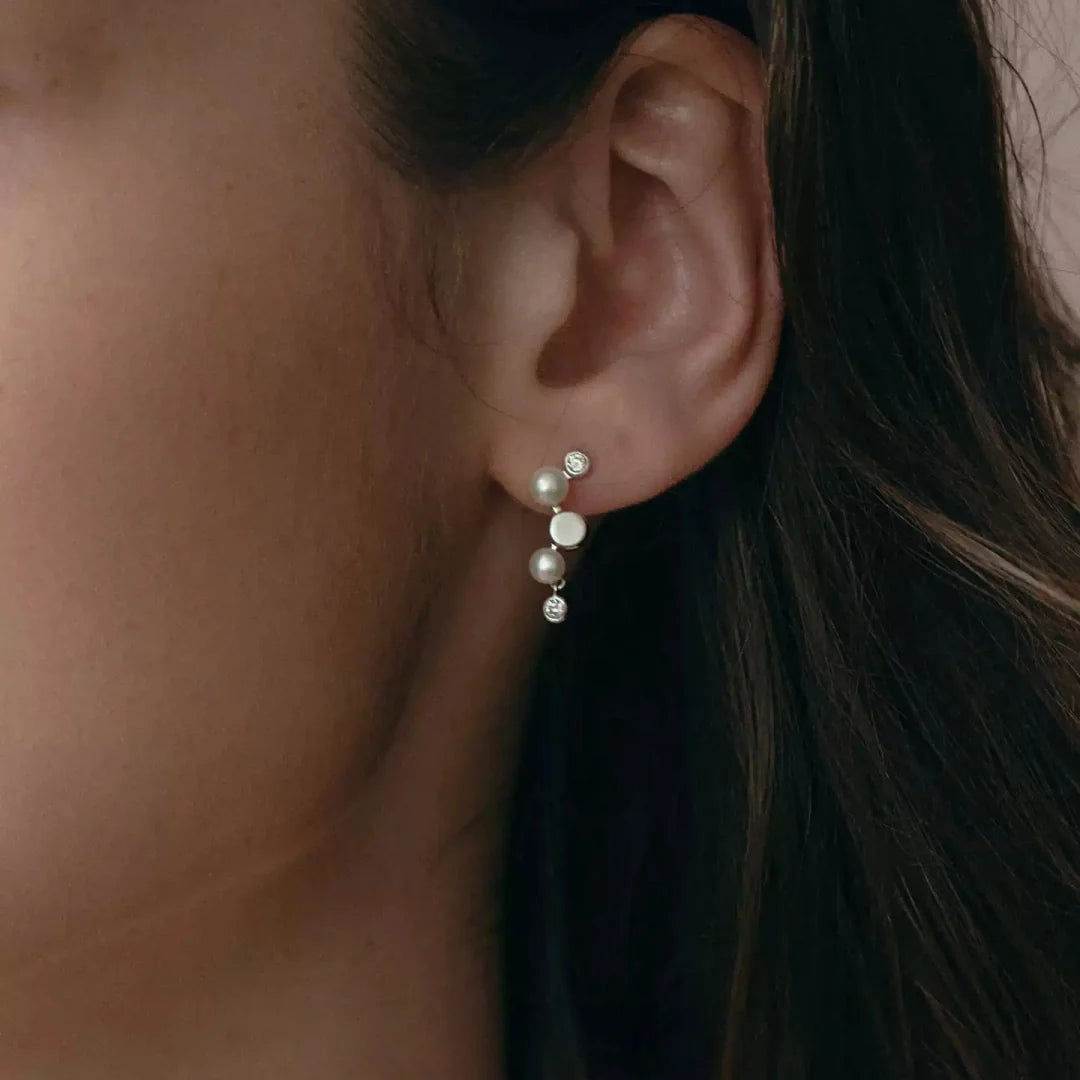 Illusion floating pearl earrings vintage S925 silver freshwater pearls enhancing feminine atmosphere - model-look-5