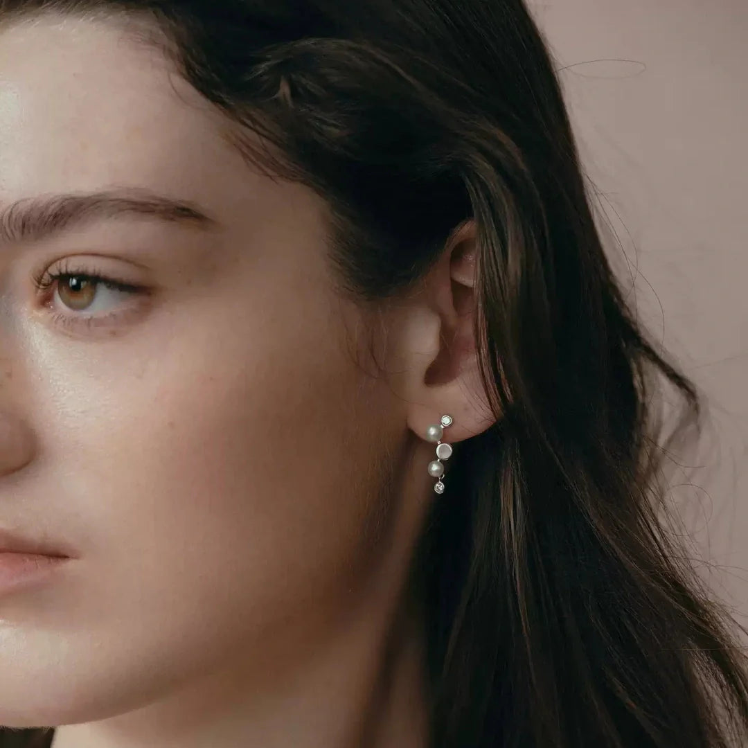 Illusion floating pearl earrings vintage S925 silver freshwater pearls enhancing feminine atmosphere - model-look-4