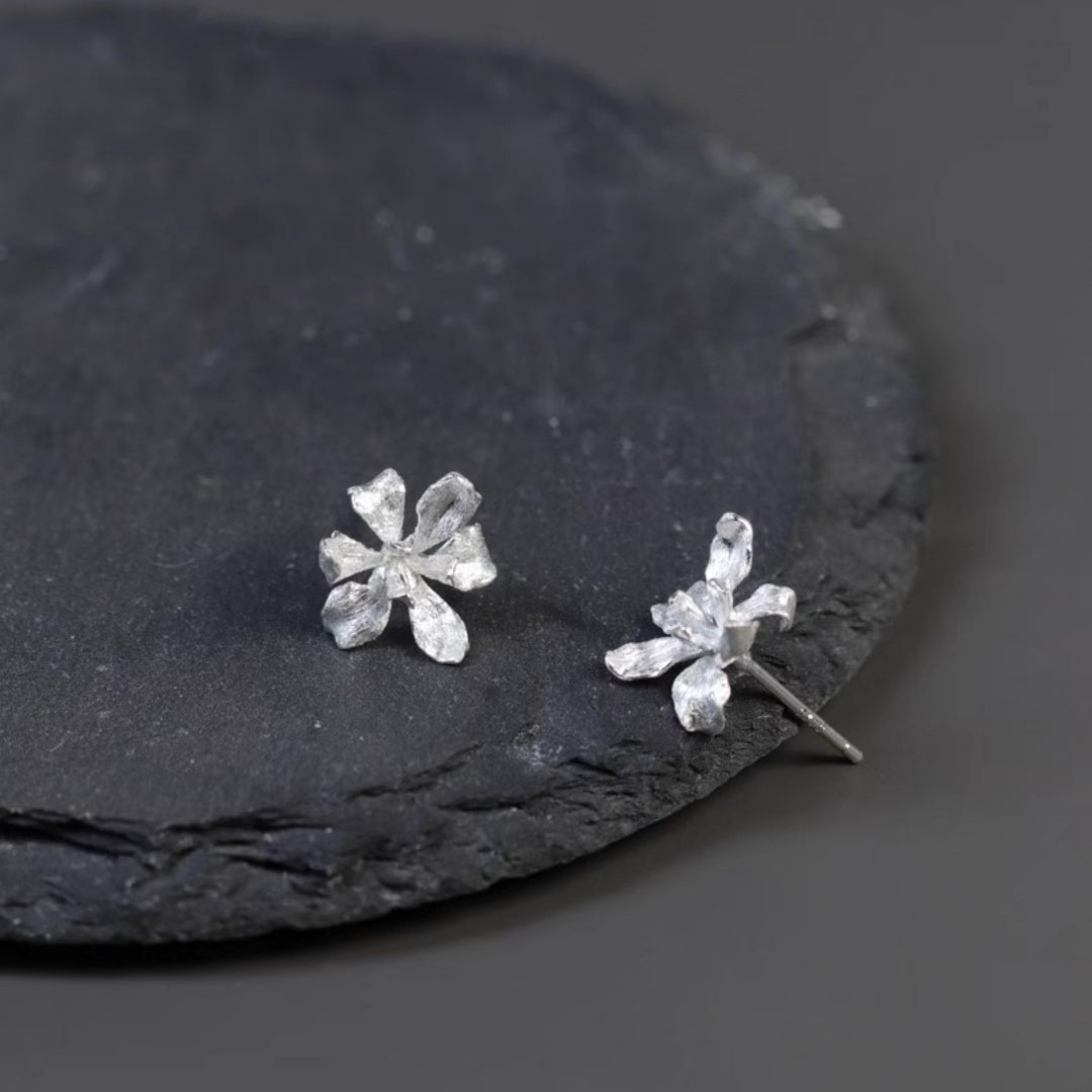 Iris petal chic S925 sterling silver botanical stud earrings - Product studio 1