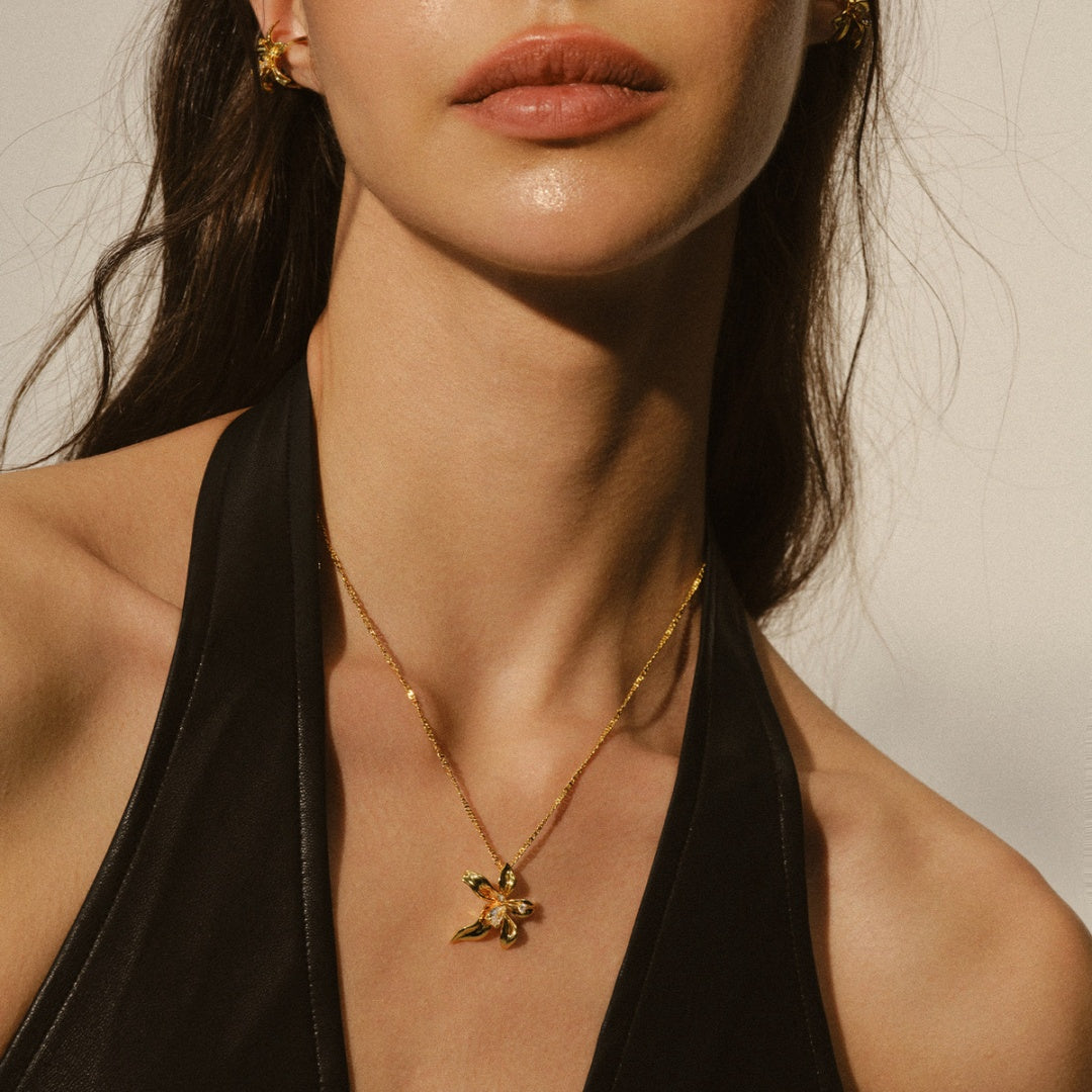 Vintage lily pendant necklace and matching flower earrings set for bridesmaid look - model-look-3